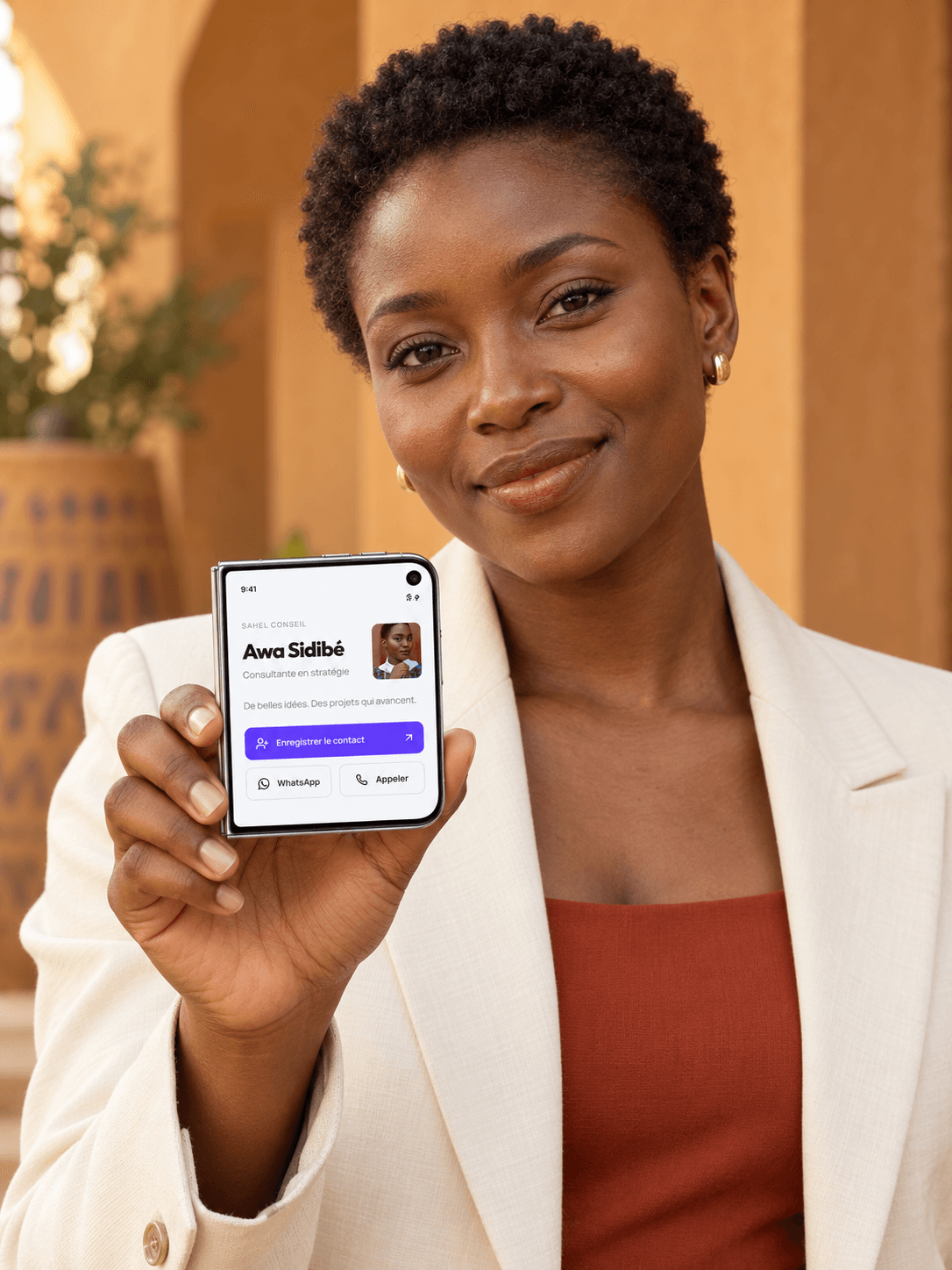 Une professionnelle présente sa carte digitale sur son téléphone